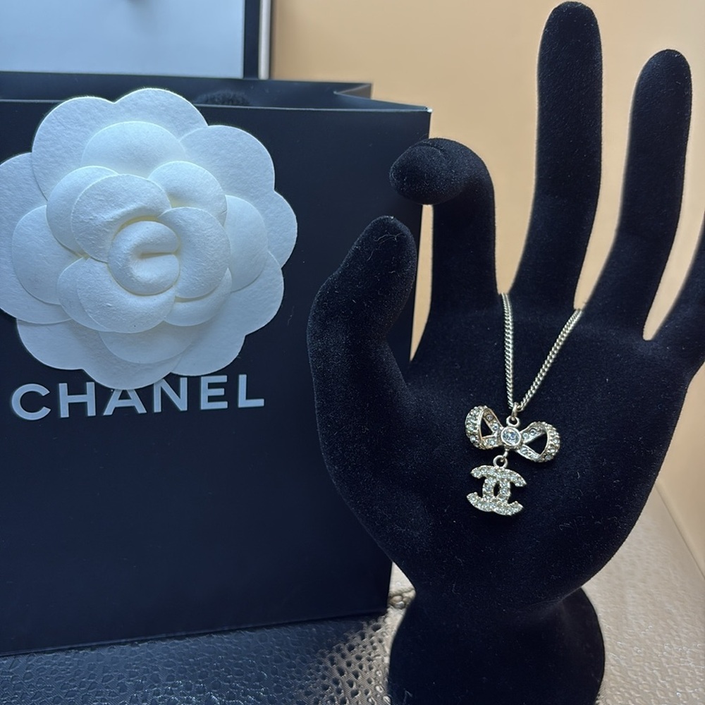 Auth🔥CHANEL  Crystal Bow Necklace🌸W /Free COA / Chanel Box -EUC-